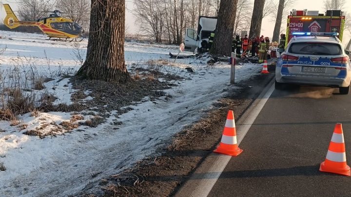 Wypadek na DW780 w Czułówku. Jedna osoba uwięziona w pojeździe, interweniuje LPR.