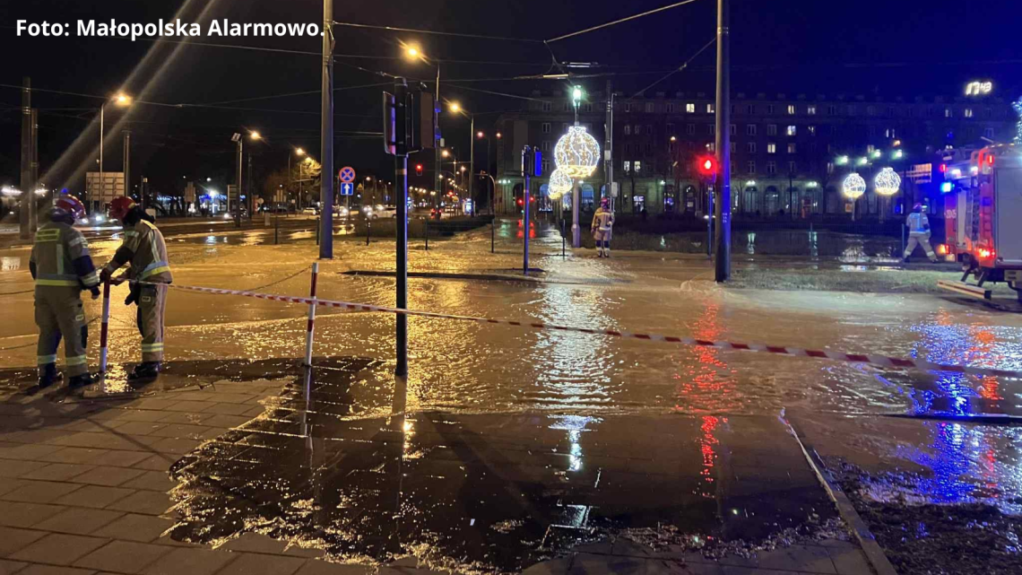 Awaria wodociągu przy placu Centralnym. Utrudnienia w ruchu i brak wody w okolicy!