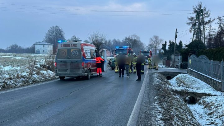 Przytkowice: Zderzenie czołowe dwóch samochodów na DW953. Droga całkowicie zablokowana.