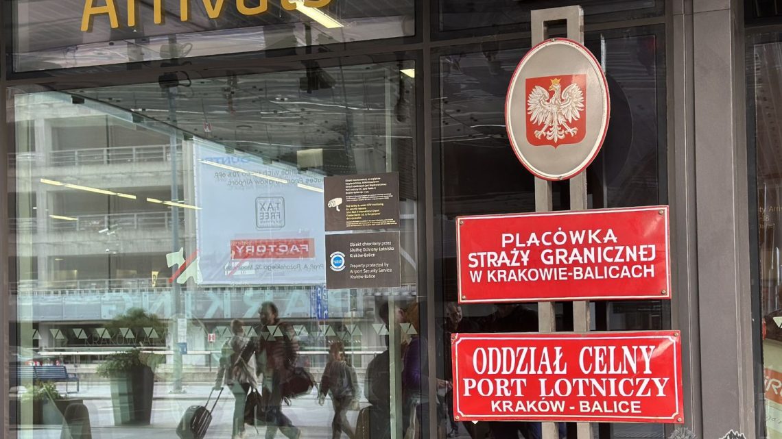 Awantura na lotnisku w Balicach. Zamiast wakacji na Malediwach – noc w areszcie!
