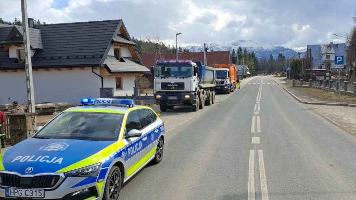 Nietrzeźwy kierowca ciężarówki potrącił pracownika przy śmieciarce.
