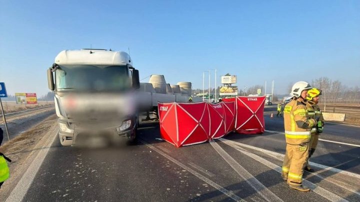 Zablokowana DK7 w Chyżnem po zderzeniu auta osobowego z ciężarówką.