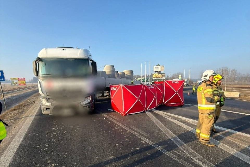 Zablokowana DK7 w Chyżnem po zderzeniu auta osobowego z ciężarówką.