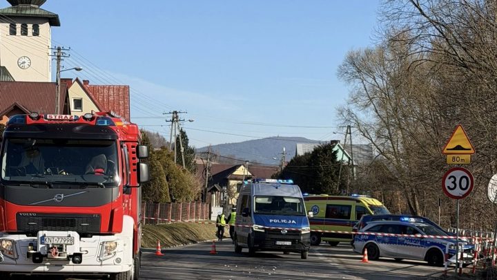 Tragiczny wypadek w Rdzawce. Nie żyje 68-letnia piesza, droga zablokowana.