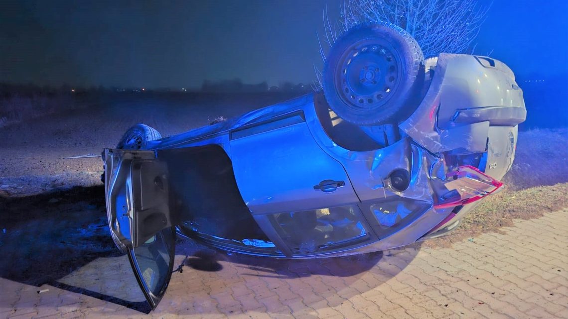 Kolizja w Zatorze: Citroen dachował na chodniku, kierowca uciekł z miejsca zdarzenia.