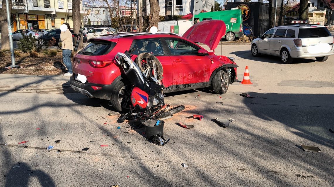 Zderzenie samochodu z motocyklem w Tuchowie. Ranny motocyklista!