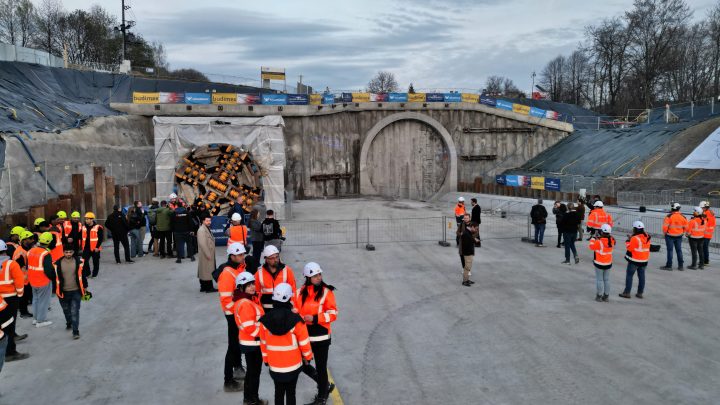 Historyczny moment dla kolei. Przebito najdłuższy tunel w Polsce.