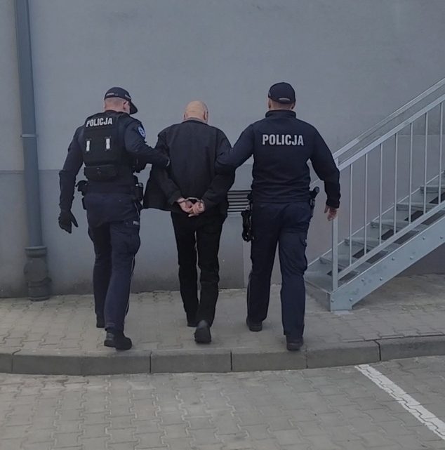 Seria włamań do automatów z napojami. 50-latek zatrzymany przez policję.