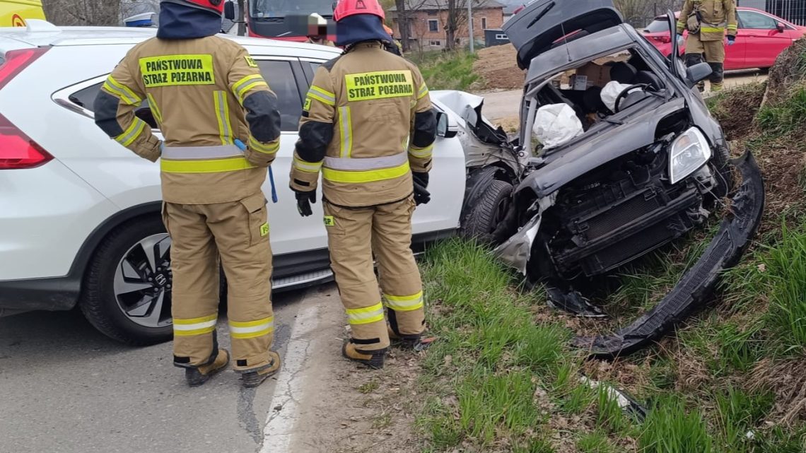 Groźny wypadek w Wieprzu. Dwie osoby trafiły do szpitala.