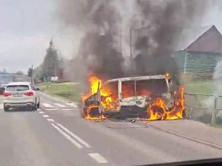 Pożar samochodu i budynku w Poznachowicach Dolnych. Strażacy ruszyli do akcji.