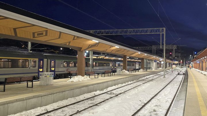 Awantura w pociągu Gdynia–Zakopane. Agresywna para zatrzymana w Poroninie.