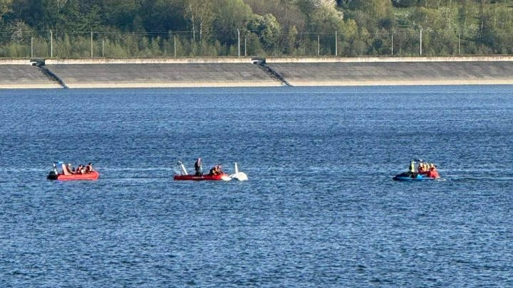 Akcja ratunkowa w powiecie wadowickim. Na jeziorze przewróciła się żaglówka.