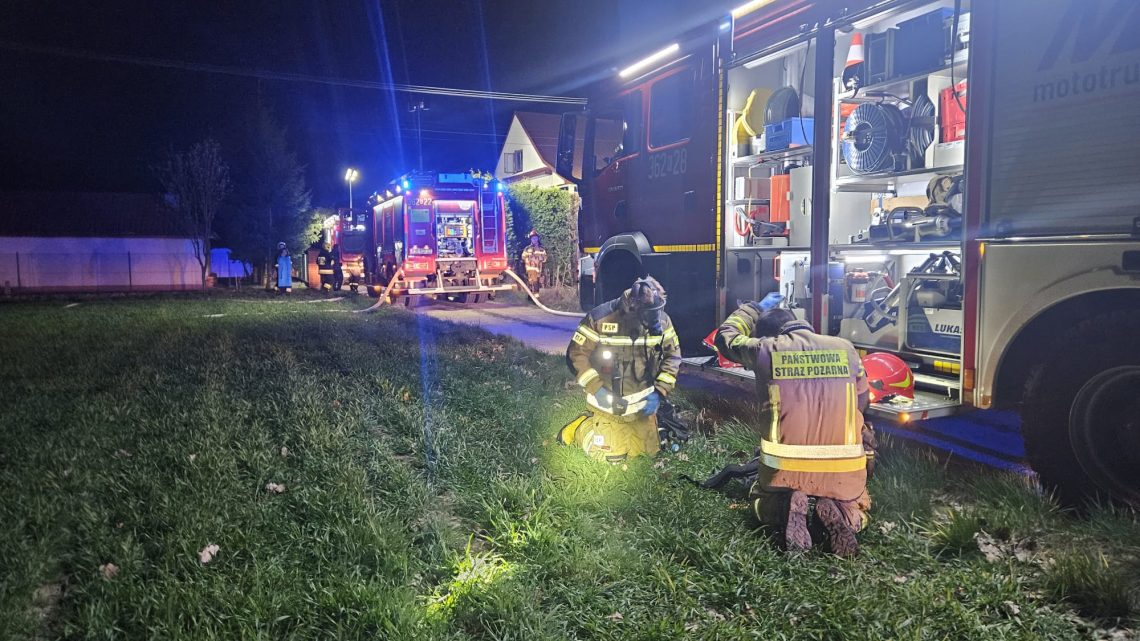 Pożar budynku mieszkalnego w Woli Rzędzińskiej. Jedna osoba trafiła do szpitala.