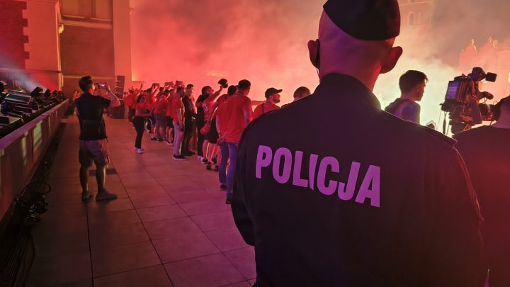Intensywny weekend w Krakowie. Policja zabezpieczała marsz, mecze i świętowanie awansu Wisły.