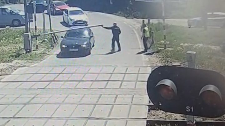 Sekundy od tragedii na przejeździe kolejowym. Policjant uratował kierującą przed nadjeżdżającym pociągiem.