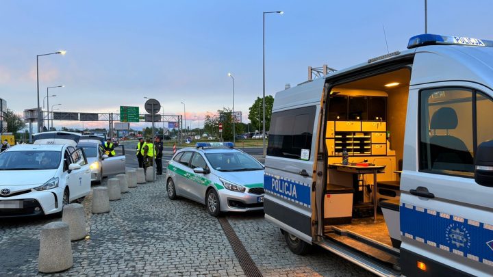 Kontrole przewoźników na lotnisku w Balicach. Policja ujawniła liczne nieprawidłowości.