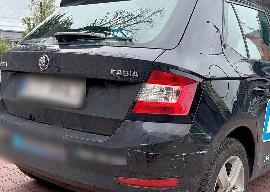 Pijany sprawca kolizji uciekł z miejsca zdarzenia.