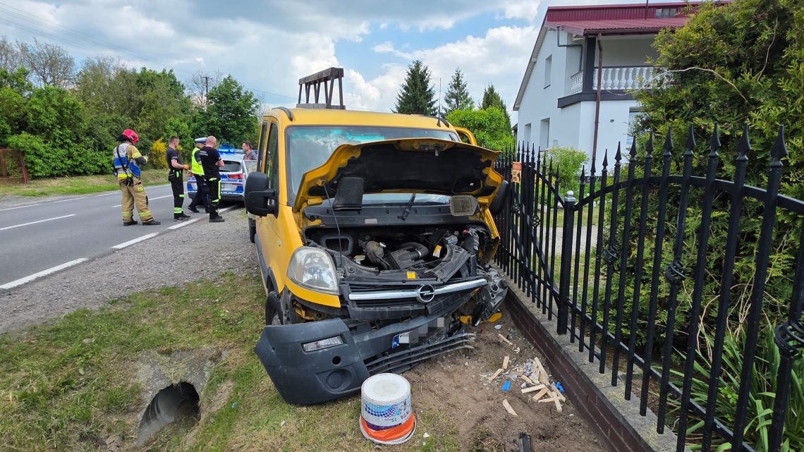 Dostawczak wjechał w ogrodzenie posesji. Dwie osoby trafiły do szpitala.