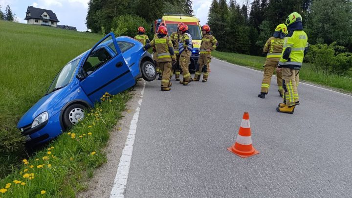 Bukowina Tatrzańska / Leśnica-Groń: samochód wypadł z drogi. Jedna osoba trafiła do szpitala.