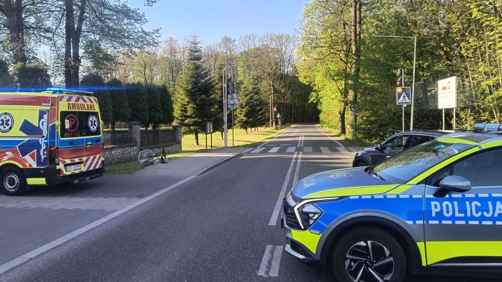 Potrącenie rowerzysty w Bobrku. 63-latek trafił do szpitala.