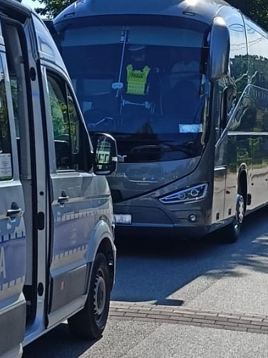 Pijany kierowca autokaru miał wieźć uczniów na wycieczkę. Policja zatrzymała go przed wyjazdem.