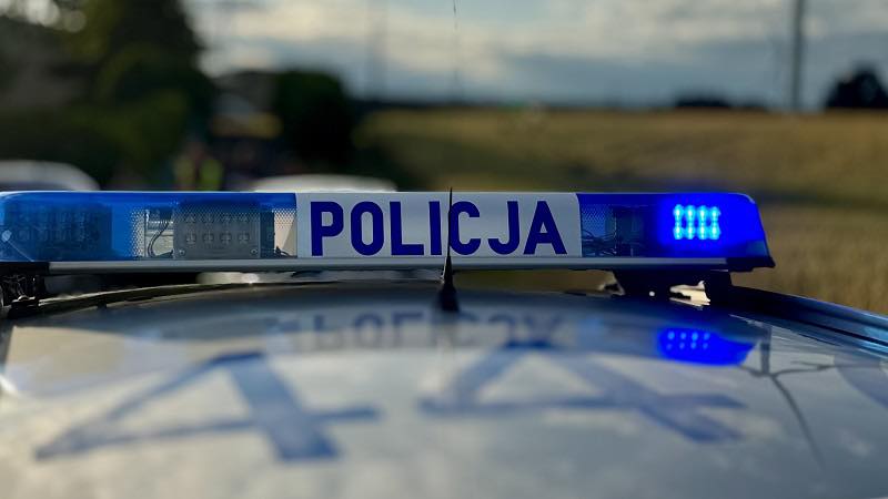 Chciał wrócić „na skróty”. 49-latek ugrzązł w błocie – interwencja policji w Jawiszowicach