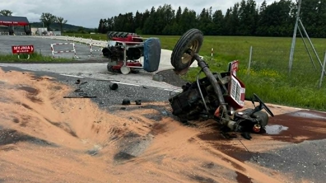 Groźnie wyglądająca kolizja w Jabłonce. Ciągnik został rozerwany na pół.