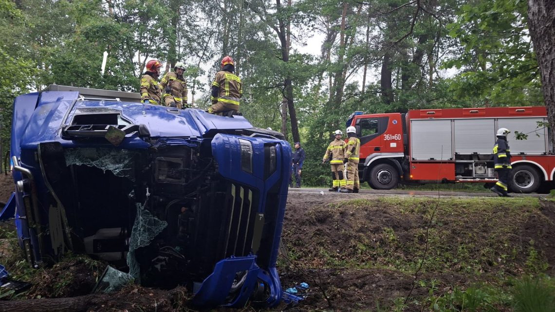 Ciężarówka przewróciła się na DW 964 w Borzęcinie. Droga jest zablokowana.