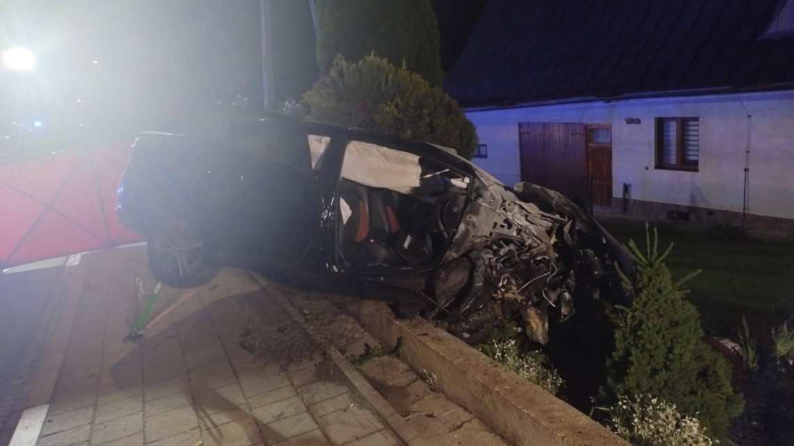 Nocny wypadek w Zakopanem. Auto uderzyło w ogrodzenie, trzy osoby poszkodowane.