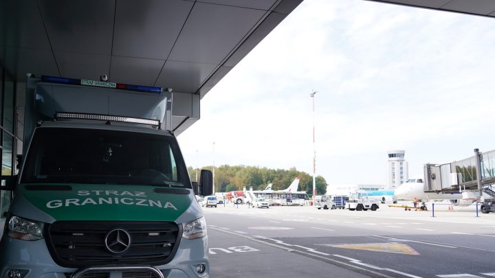 Wakacyjne podróże pod lupą. Straż Graniczna zatrzymała poszukiwanych i odkryła amunicję.