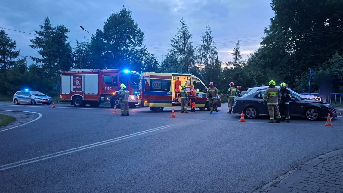 Zderzenie dwóch samochodów na DK52 w Inwałdzie. Utrudnienia w ruchu.