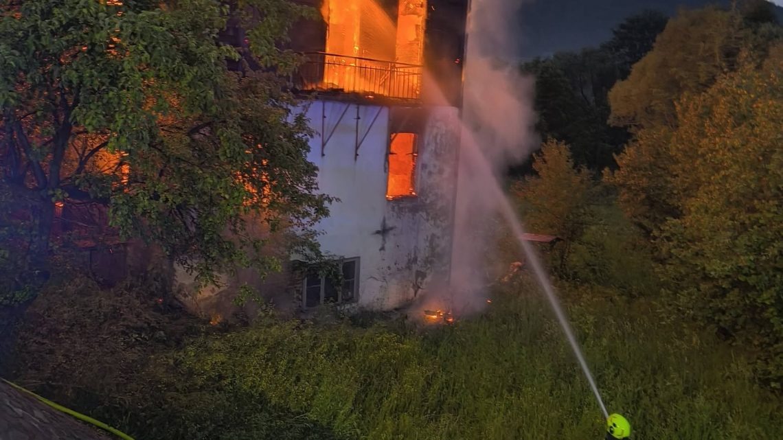 Pożar pustostanu w Wysowej-Zdroju. Jedna osoba poszkodowana.