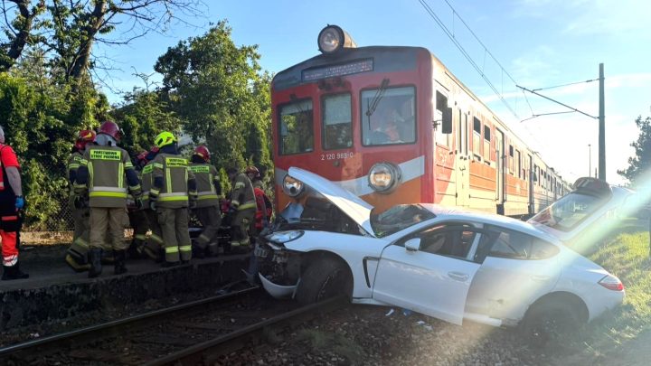 Bulowice. Zderzenie pociągu z samochodem osobowym na przejeździe kolejowym.
