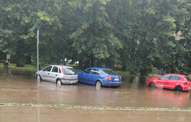 Małopolska: ponad 230 interwencji strażaków po burzach i intensywnych opadach. Utrudnienia w Krakowie.