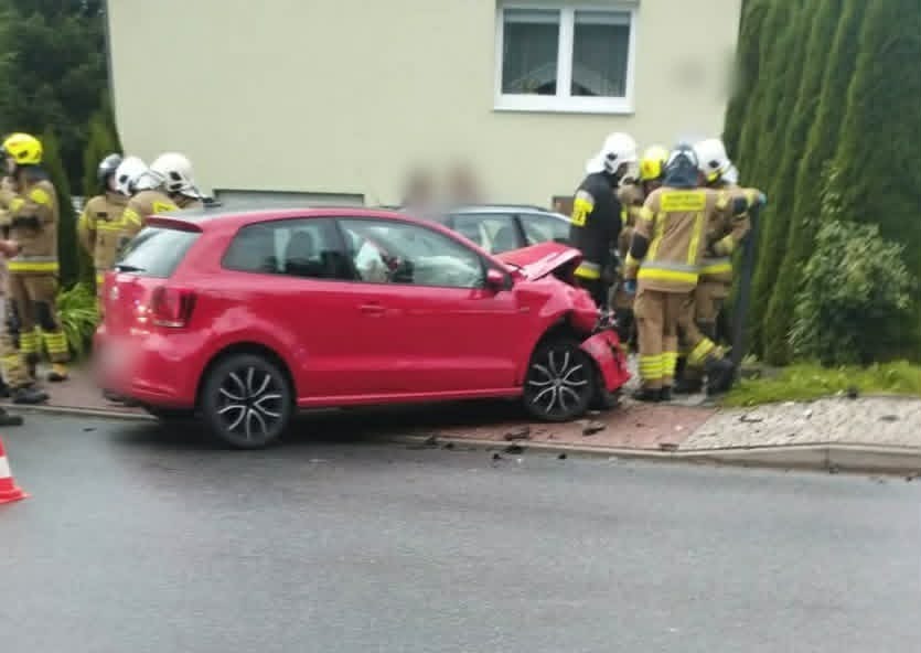 Czołowe zderzenie dwóch samochodów w Zubrzycy Górnej. Jedna osoba trafiła do szpitala.