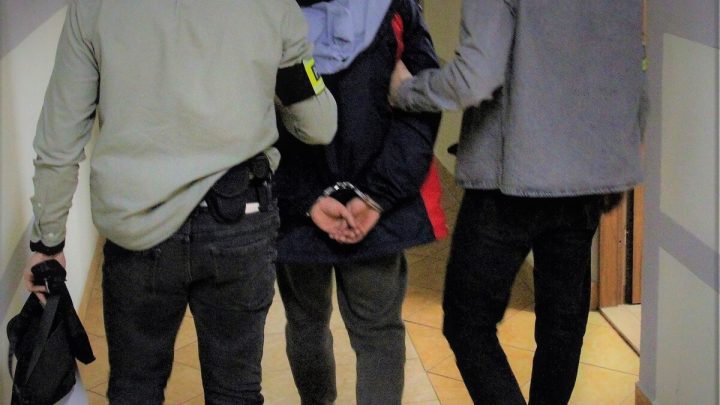 71 zarzutów dla 26-latka. Śledczy rozbili narkotykowy proceder.