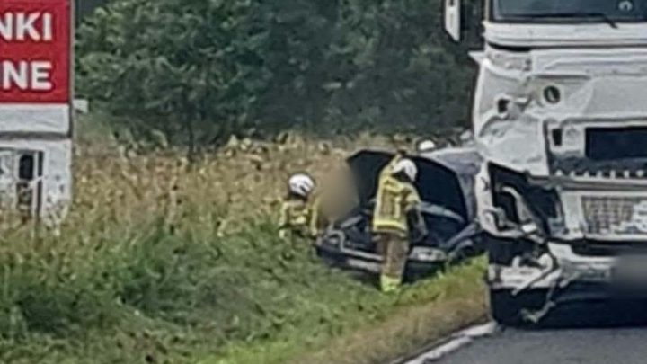 Zderzenie osobówki z ciężarówką na DW957. Jedna osoba trafiła do szpitala.