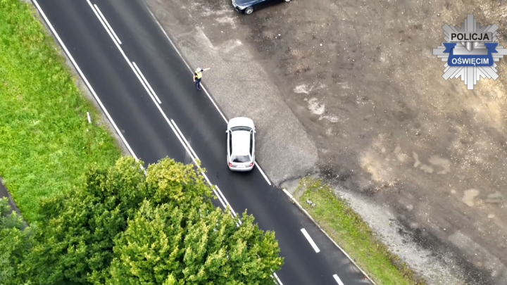 Dron nad drogą. Policjanci zatrzymali pijaną kierującą i ujawnili wykroczenia na przejazdach kolejowych!