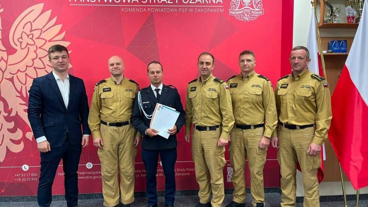 Strażak z OSP Biały Dunajec nagrodzony za bohaterską postawę. Po wypadku ruszył na pomoc poszkodowanym.