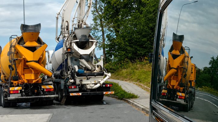 Ciężarówka z betonem przeciążona o blisko 10 ton. Kontrola WITD w Zielonkach.