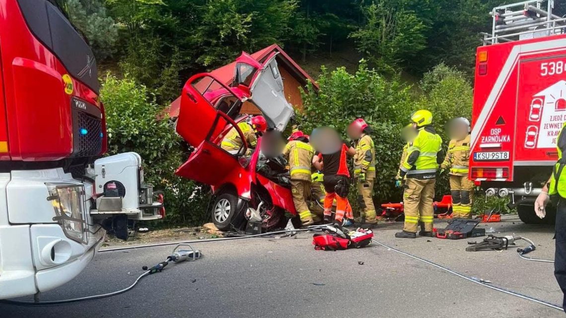 Wypadek w Żarnówce. Zderzyły się Toyota i Volkswagen, droga całkowicie zablokowana!