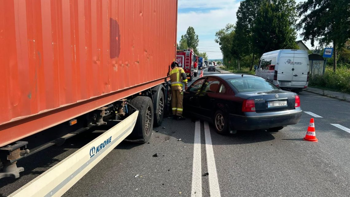 Zderzenie osobówki z ciężarówką na DK75 w Gnojniku. Ruch wahadłowy!