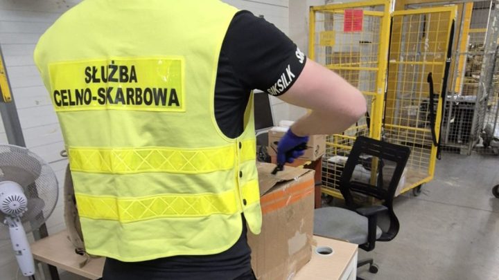 Marihuana w paczkomacie, kolejne narkotyki w mieszkaniu. 37-latek z zarzutami.
