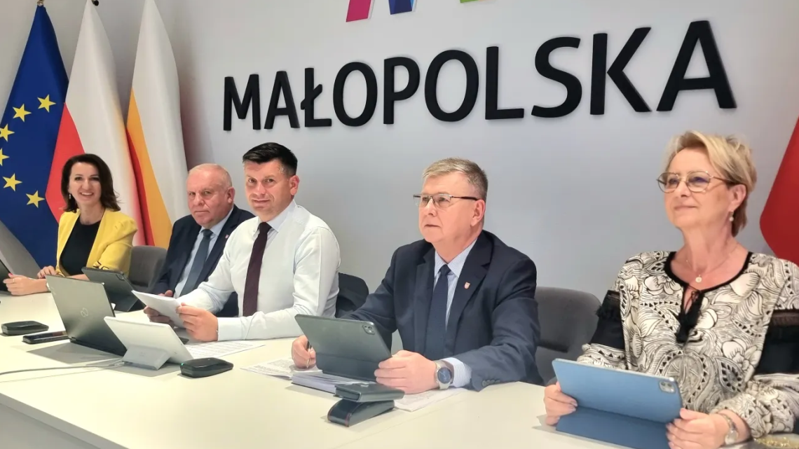 Ponad 99 mln zł dla Małopolski. Pieniądze na drogi, retencję, transport i rewitalizację.