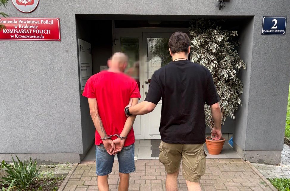 Poszukiwany przez sąd zatrzymany w Krzeszowicach. Policjanci znaleźli u niego narkotyki.
