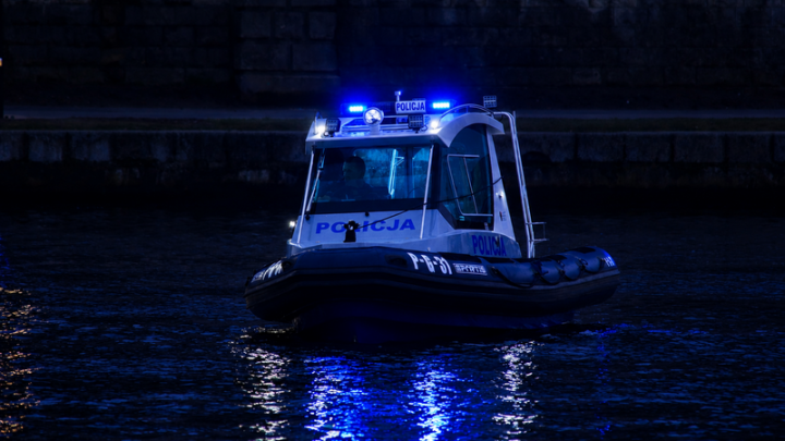 Nocna akcja na Wiśle. Policjant uratował wychłodzoną turystkę.