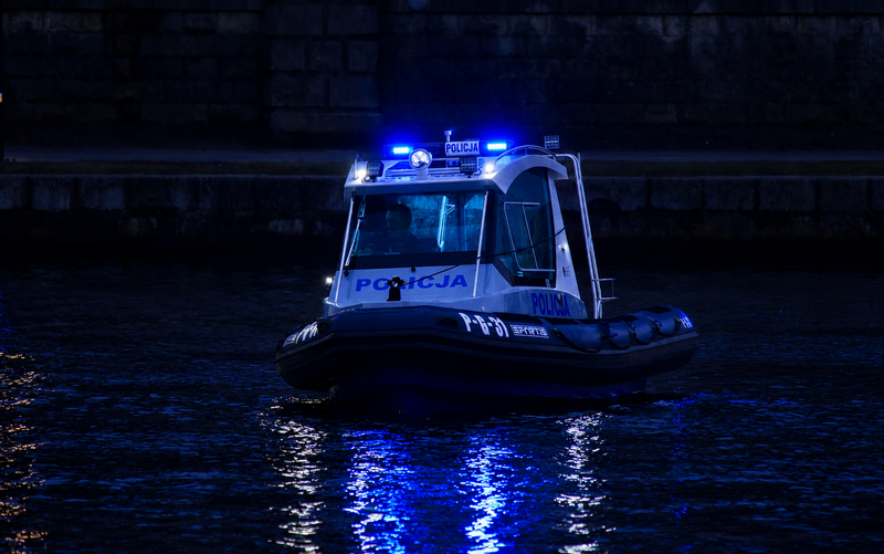 Nocna akcja na Wiśle. Policjant uratował wychłodzoną turystkę.