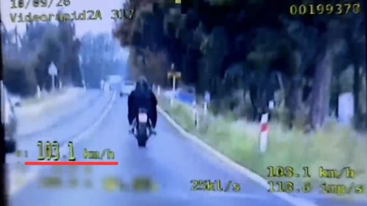 103 km/h w terenie zabudowanym. Motocyklista stracił prawo jazdy i dostał 3000 zł mandatu.