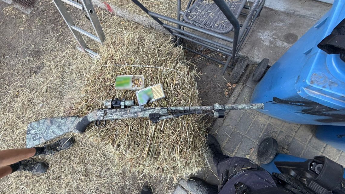 Ojciec zawiadomił policję o narkotykach synów. Ci wskazali funkcjonariuszom nielegalną broń ojca.