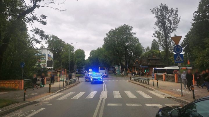 Tragiczny wypadek w centrum Zakopanego. 82-letnia kobieta zmarła w szpitalu.